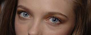 Перспектива синими линзами глаз контакт